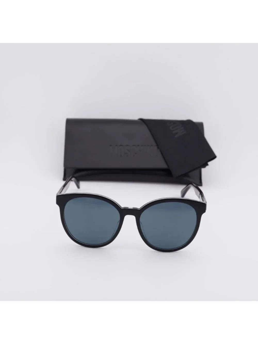 Moschino model mos151